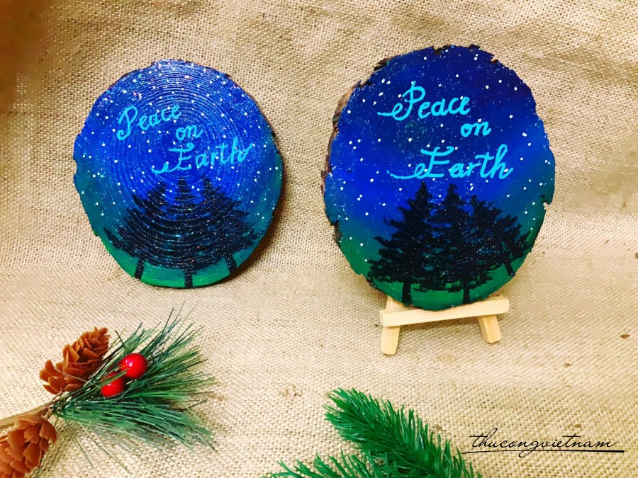 Khoanh Gỗ Vẽ Tay 12-14cm Có Giá Đỡ- Peace On Earth